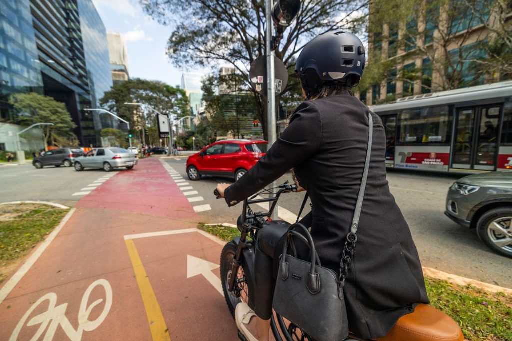 Bike Elétrica vs. Combustão: Quanto você realmente economiza trocando o carro ou a moto por uma StreetGo?